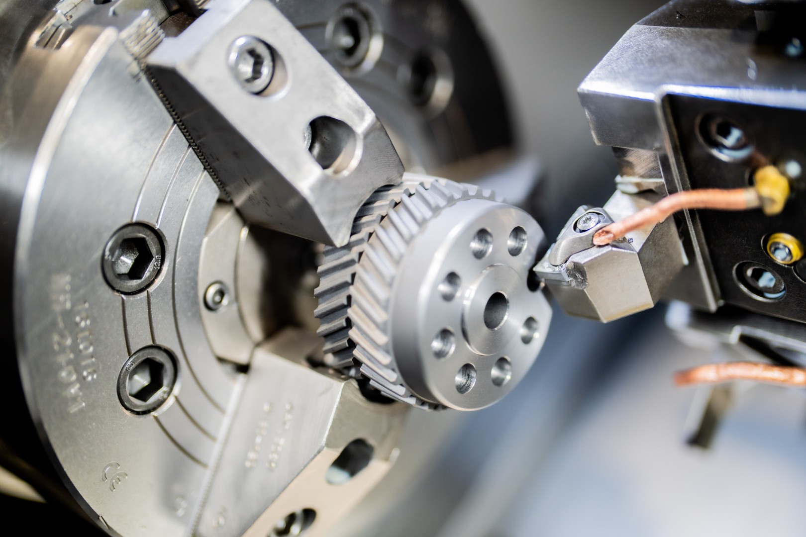 Il mandrino di un tornio con un pezzo nella morsa