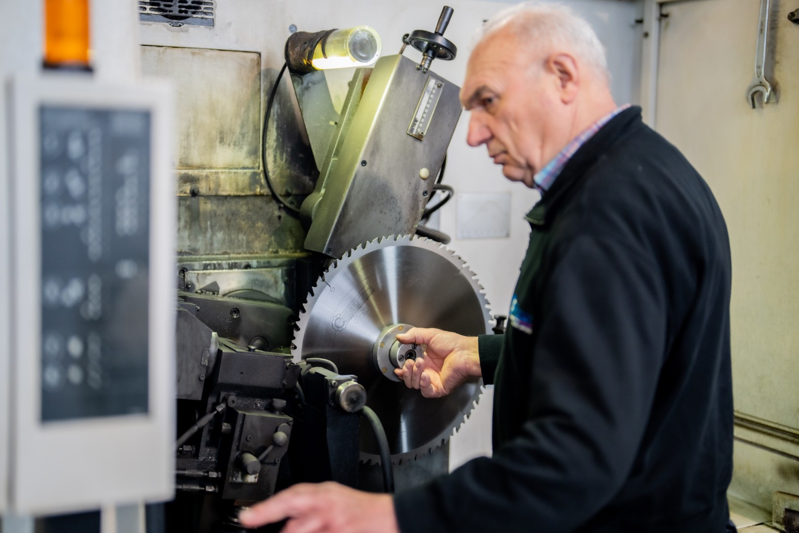 Addetto alla macchina CNC al lavoro