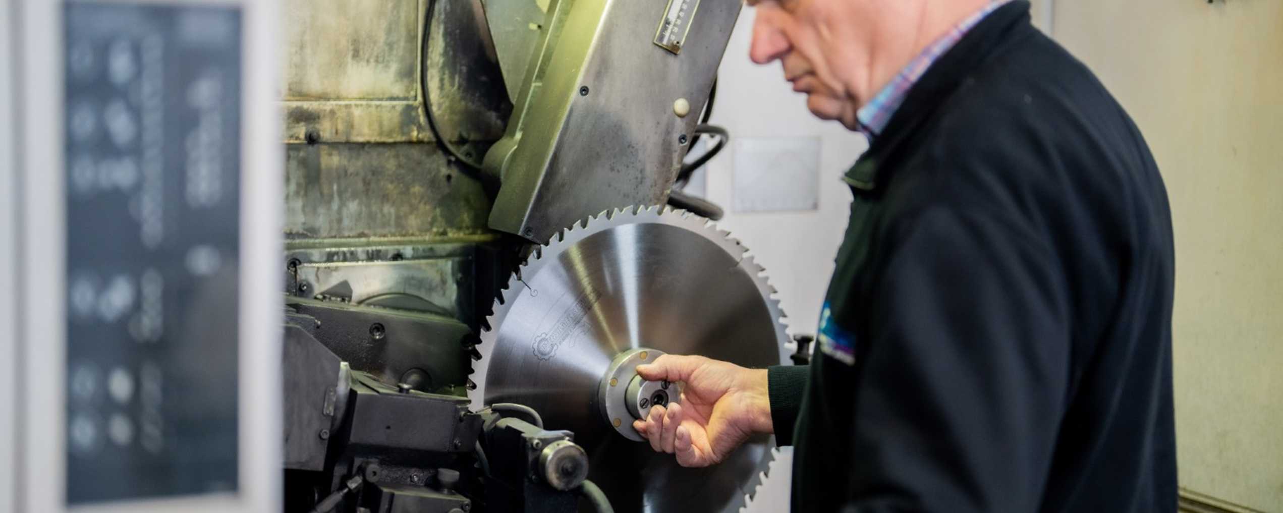 Addetto alla macchina CNC al lavoro